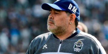 Diego Armando Maradona sale con éxito de la operación en el cerebro