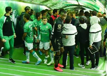 León y Santos se enfrascan en una pelea al final del partido