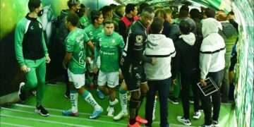 León y Santos se enfrascan en una pelea al final del partido
