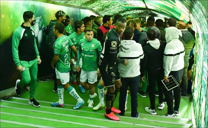 León y Santos se enfrascan en una pelea al final del partido