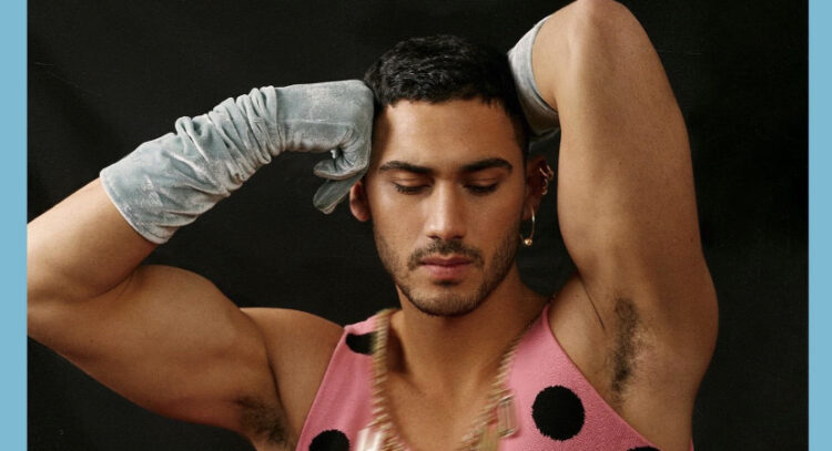 Alejandro Speitzer rompe estereotipos y modela vestidos para hombre