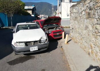 Aparatoso choque causa distraído chofer