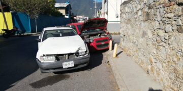 Aparatoso choque causa distraído chofer