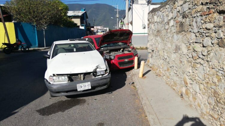 Aparatoso choque causa distraído chofer