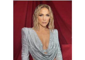 Jennifer López se desnuda para anunciar su nuevo sencillo