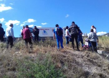 Camioneta a punto de volcar en la entrada a Miquihuana