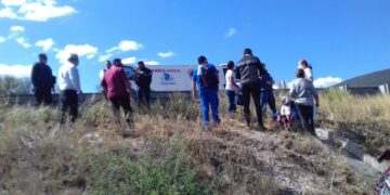 Camioneta a punto de volcar en la entrada a Miquihuana