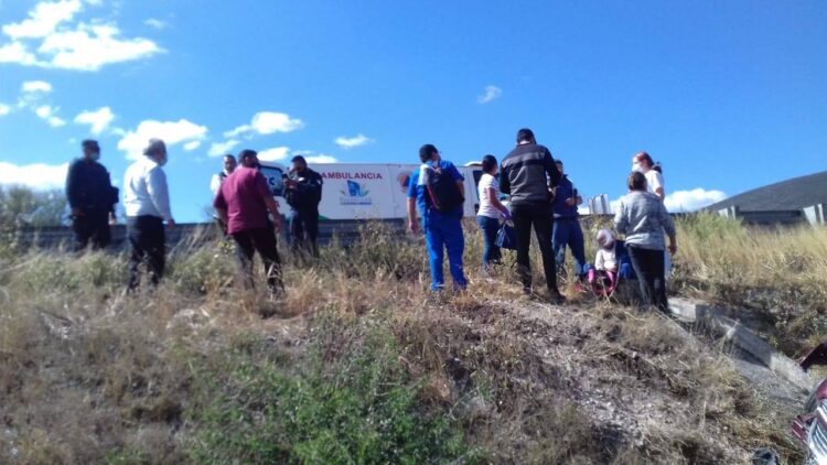 Camioneta a punto de volcar en la entrada a Miquihuana