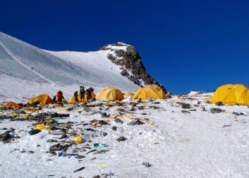 ¡Contaminación llega hasta el Everest! registran rastros de microplásticos