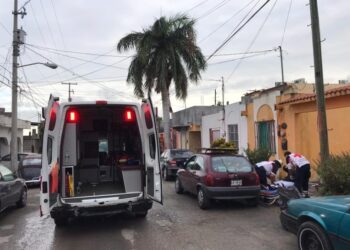 Empleada se fractura pierna al resbalar