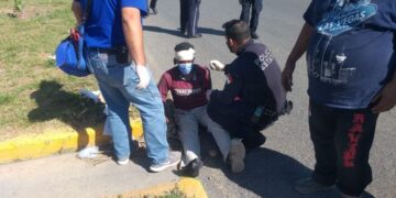 Taxi embiste a ciclista y lo lesiona