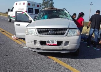 Muere menor al volcar camioneta