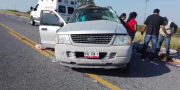 Muere menor al volcar camioneta