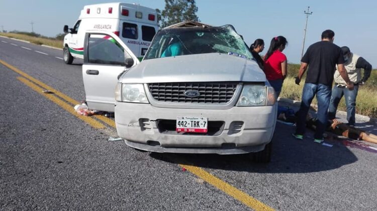 Muere menor al volcar camioneta