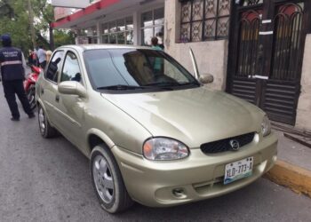 Mujer lesiona a motociclista en choque