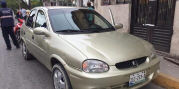 Mujer lesiona a motociclista en choque