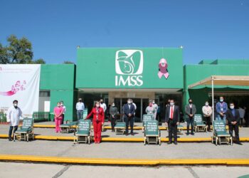 Donan sillas de ruedas al IMSS
