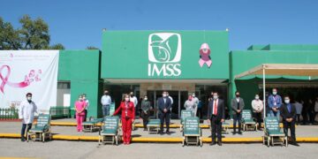 Donan sillas de ruedas al IMSS