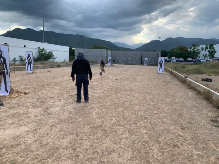 Capacitan en tiro a policías