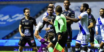 Penalti, gol del León y conato de bronca entre Nicolás Vikonis y Ángel Mena