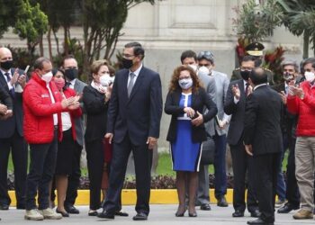 Presidente de Perú dice que no impugnará destitución