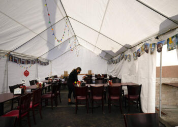 Los Ángeles prohíbe a restaurantes tener servicio de comedor