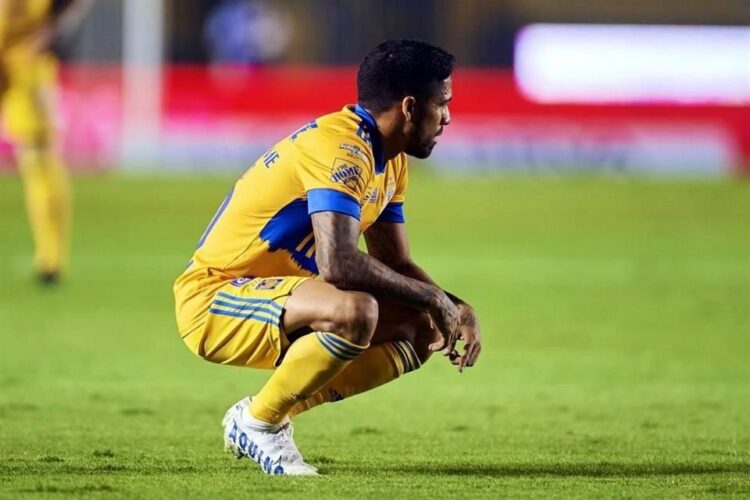 Se desgarró Javier Aquino