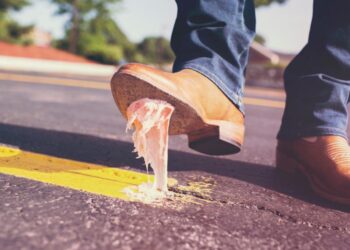 Conoce las consecuencias de tirar el chicle al suelo