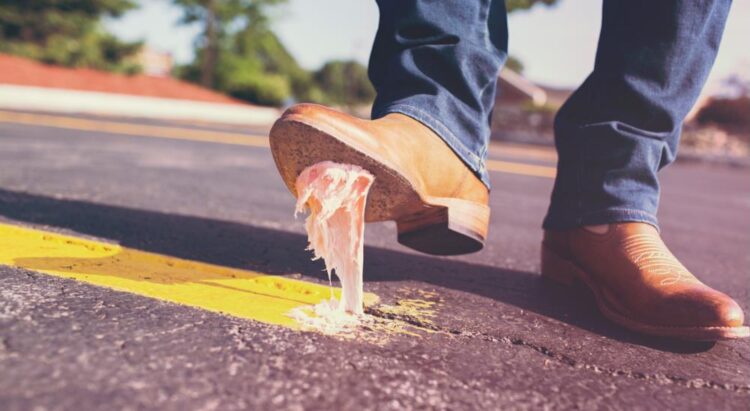 Conoce las consecuencias de tirar el chicle al suelo
