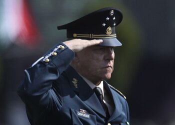 Jueza de EU acepta retirar cargos a Salvador Cienfuegos