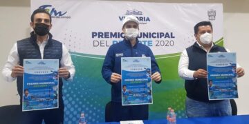 Eduardo Arellano, Jefe del Departamento de Activación Física y Fomento Deportivo del Municipio con la distinguida compañía de Carlos Fernández Altamirano, Director del INDE Tamaulipas y de Javier Mota Vázquez, Director de Bienestar Social del Municipio.