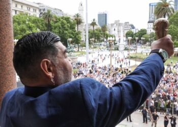Tres días de duelo nacional en Argentina por muerte de ídolo Maradona