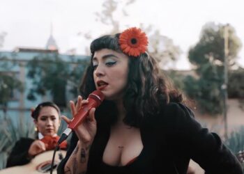 Cancela Mon Laferte show con colectivo feminista transfóbico