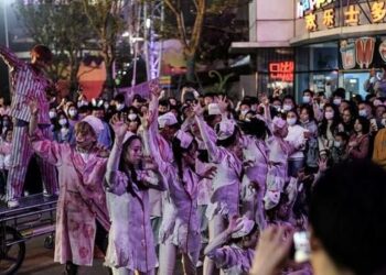 Wuhan celebra fiesta masiva de Halloween