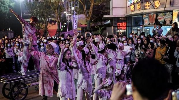Wuhan celebra fiesta masiva de Halloween