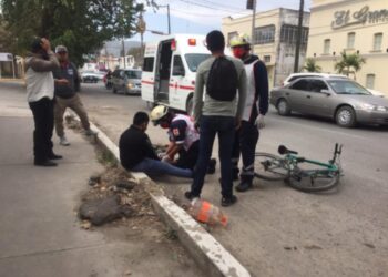 Tres lesionados deja choque entre bici y moto