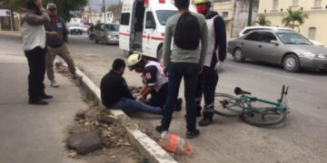 Tres lesionados deja choque entre bici y moto