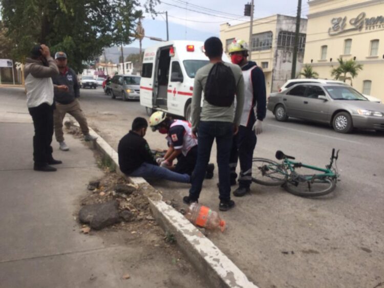 Tres lesionados deja choque entre bici y moto