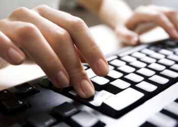 ¿Por qué los teclados no vienen en orden alfabético?