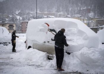 Azota nevada a Austria y suspenden pruebas de Covid