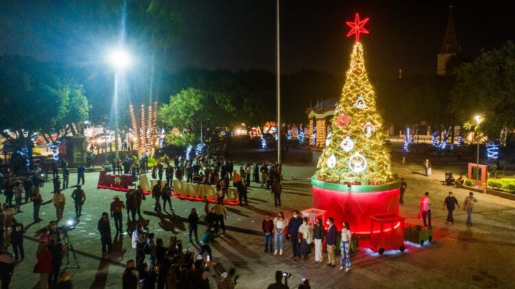 Encienden el pino navideño en la plaza de Matamoros