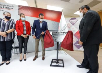 Devela Colegio Neolaredense de Contadores  Públicos placa por su 50 aniversario