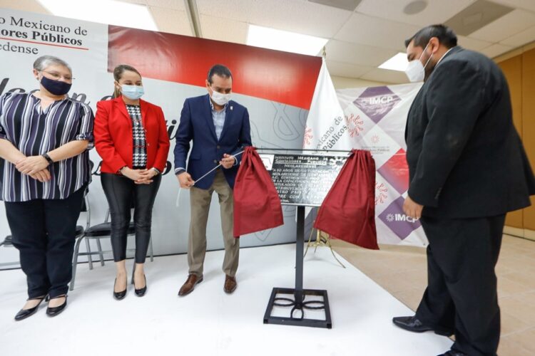 Devela Colegio Neolaredense de Contadores  Públicos placa por su 50 aniversario