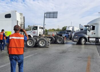 Traileros bloquean puente internacional Comercio Mundial