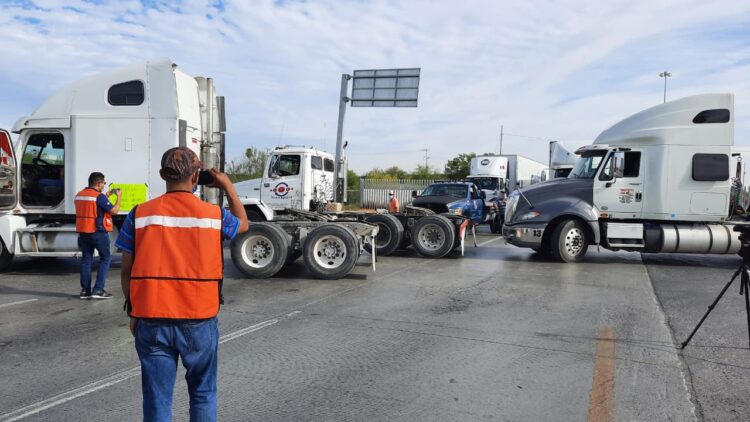 Traileros bloquean puente internacional Comercio Mundial