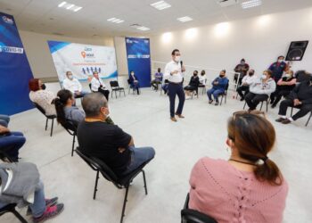 Atiende Rivas en foro más  peticiones de neolaredenses