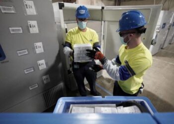 Inicia en EU distribución de vacunas Pfizer contra Covid-19