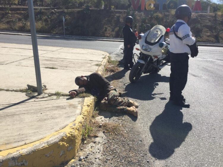 Pide raid y cae de camioneta