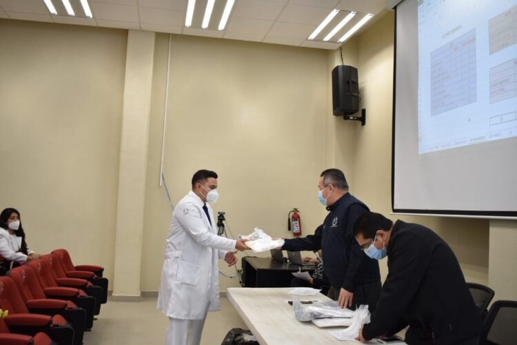 Entrega UAT 54 plazas de campos clínicos a médicos internos de pregrado