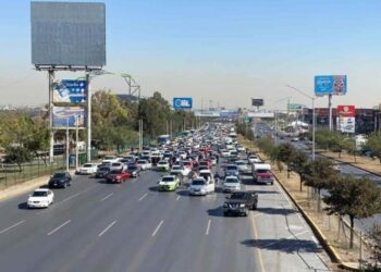 Maestros colapsan avenidas de Nuevo León por aguinaldo incompleto